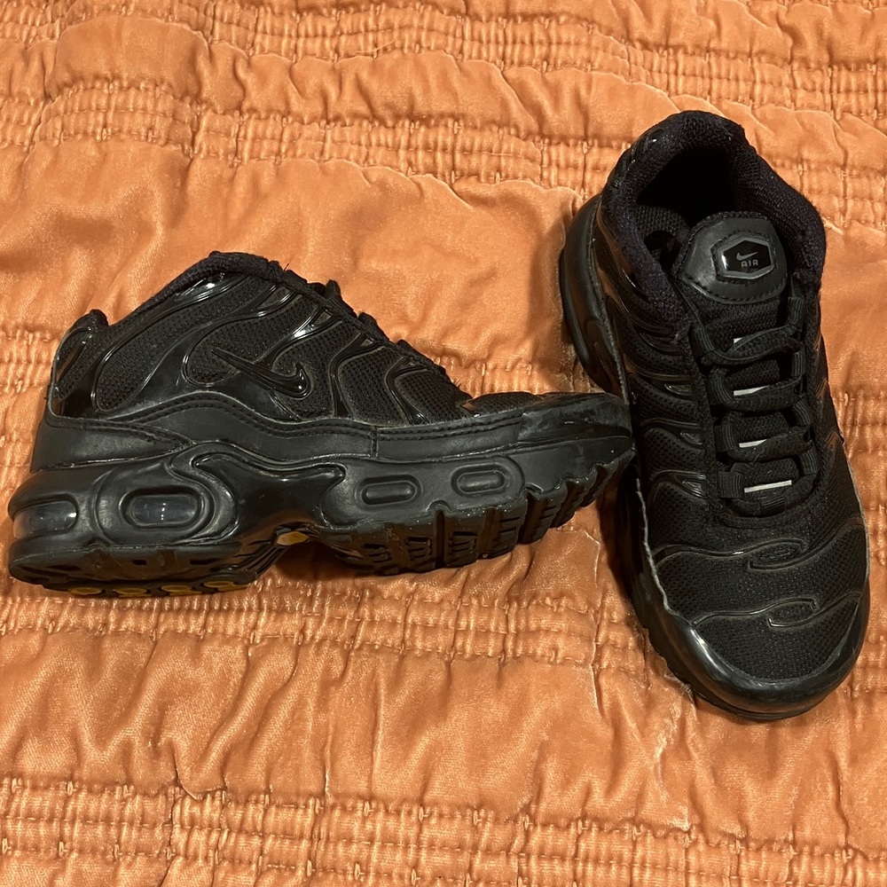 Little boys all black Nike air max plus 12.5